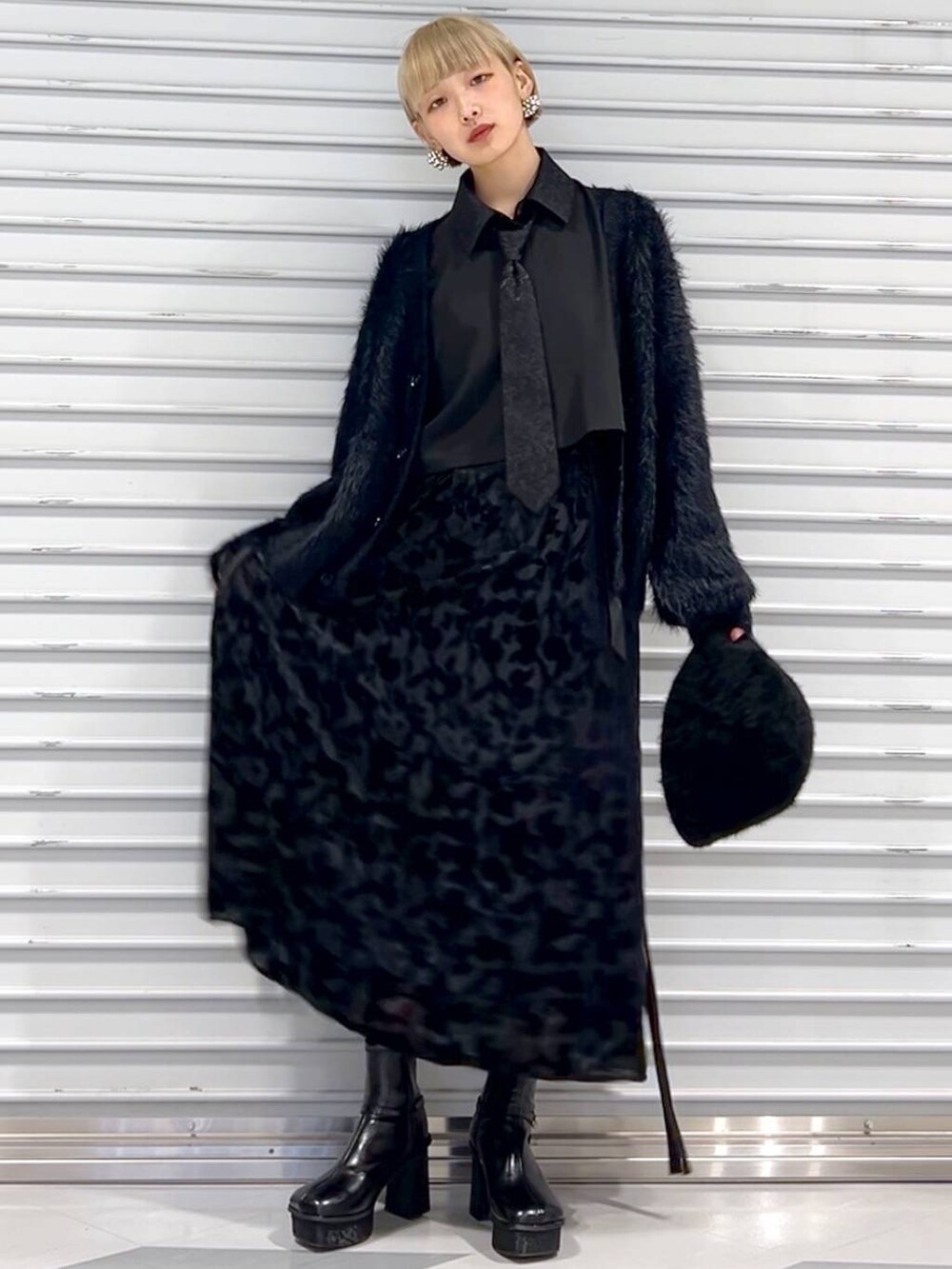 ブラック系のシャツ/ブラウス、ブラック系のカーディガン/ボレロ、ブラック系のブーツを着用したレディースの秋コーディネートの3枚目の写真