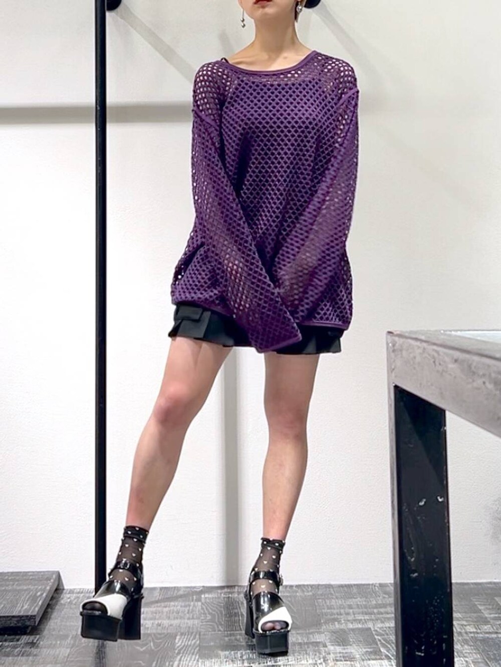 ホワイト系のサンダル、パープル系のTシャツ/カットソー、ブラック系のカーゴパンツを着用したレディースの春コーディネートの4枚目の写真