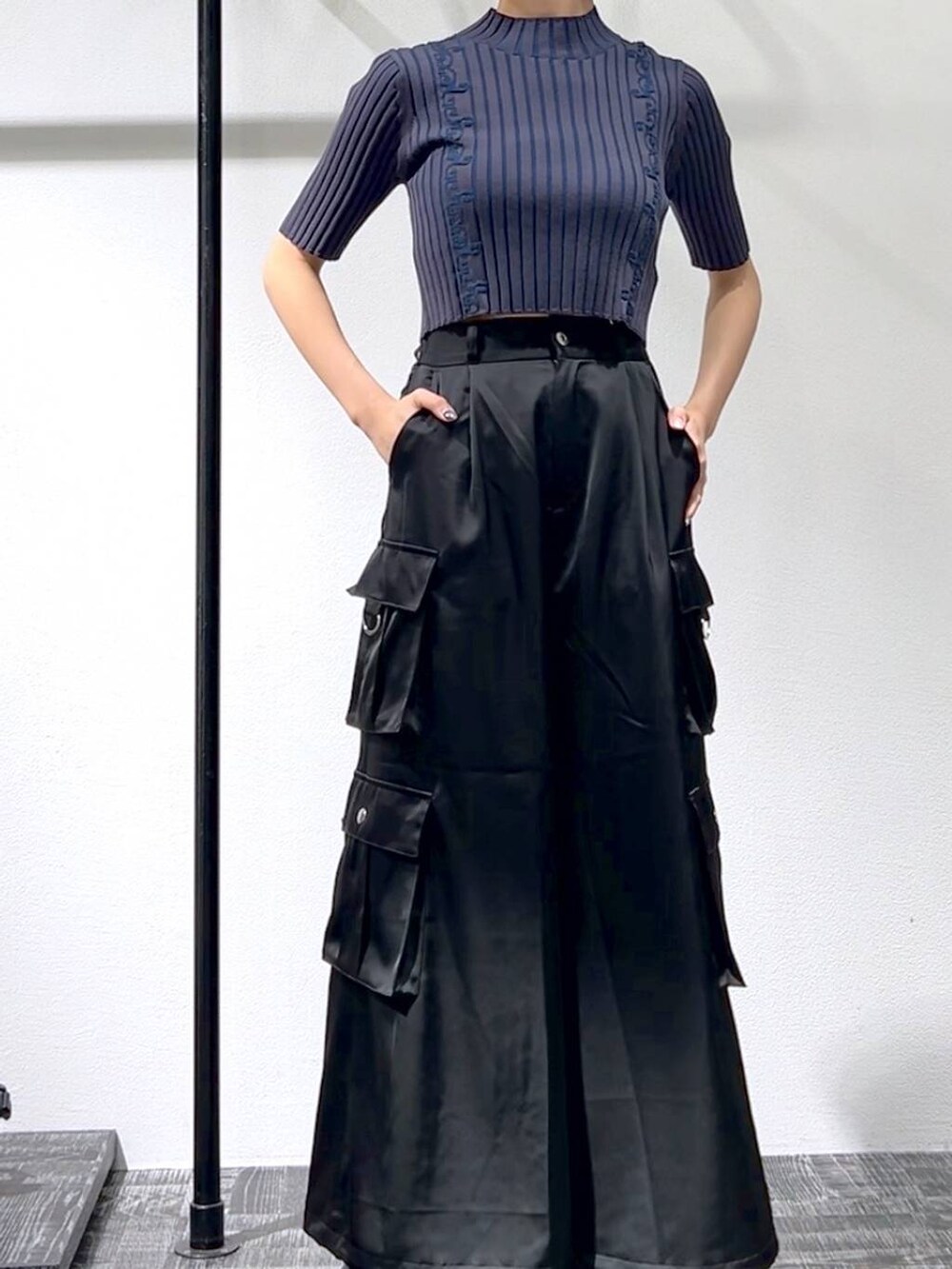 ブラック系のサンダル、ブラック系のカーゴパンツ、グレー系のニット/セーターを着用したレディースの春コーディネートの4枚目の写真