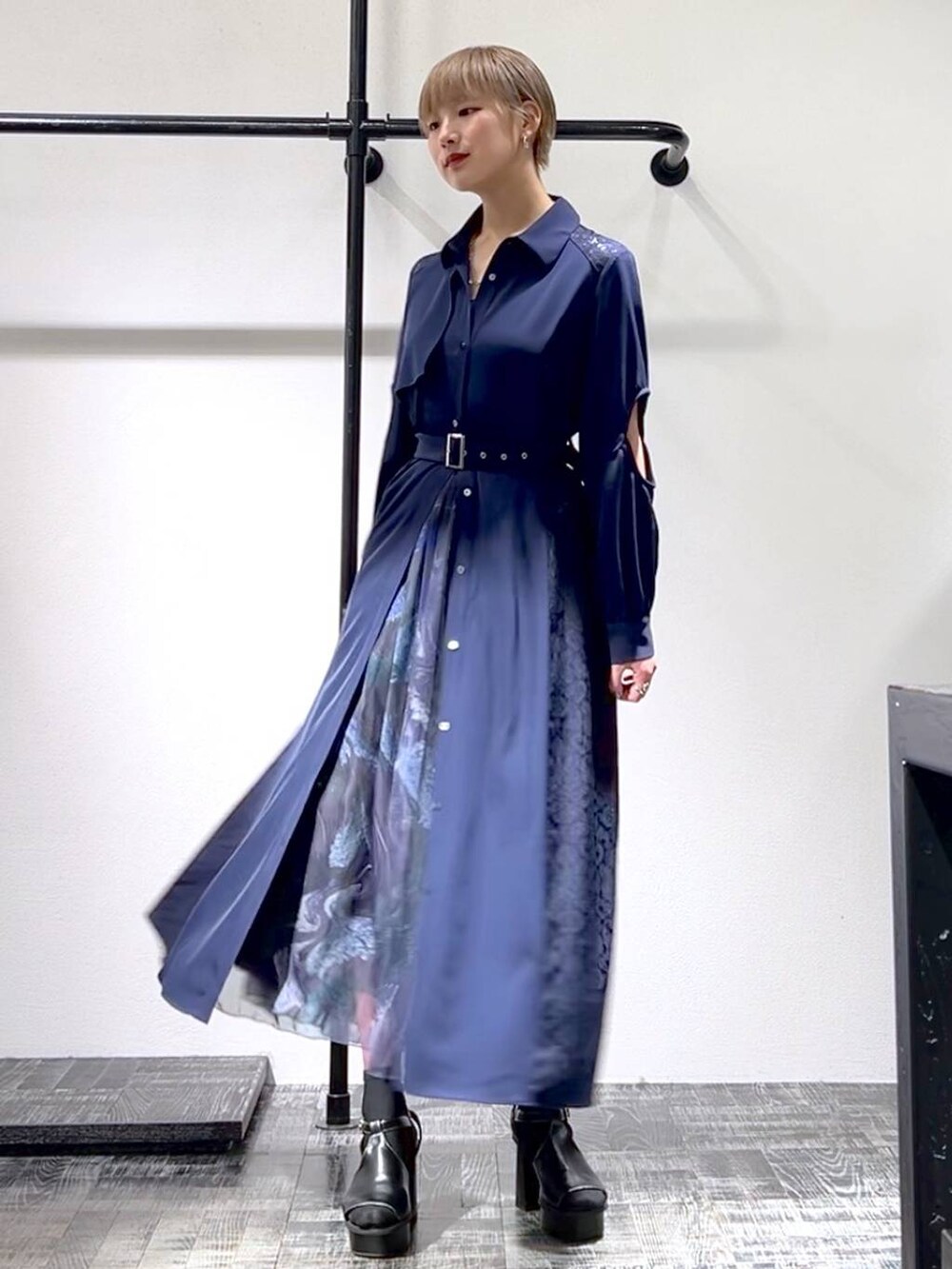 ブラック系のサンダル、ブルー系のワンピース、パープル系のスカートを着用したレディースの春コーディネートの2枚目の写真