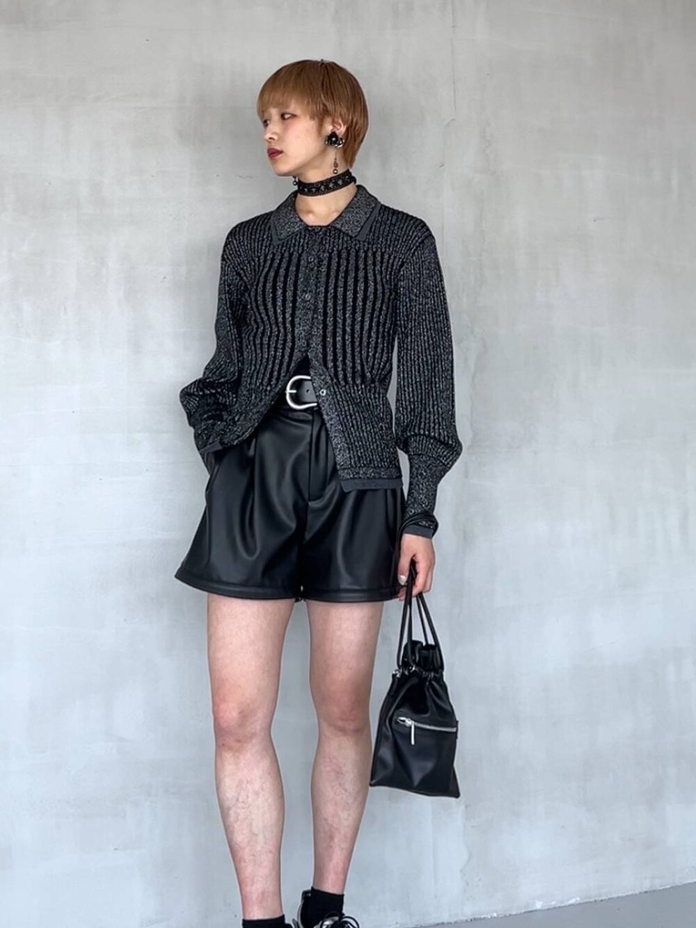 ブラック系のショルダーバッグ、シルバー系のスニーカー、ブラック系のカーゴパンツを着用したレディースの夏コーディネートの3枚目の写真