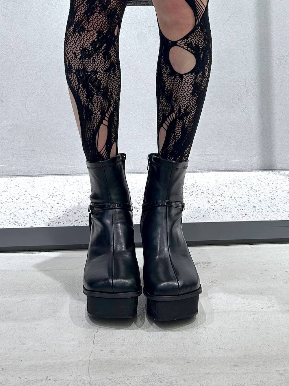 ブラック系のニット/セーター、ブラック系のカーディガン/ボレロ、ブラック系のブーツを着用したレディースの秋コーディネートの4枚目の写真