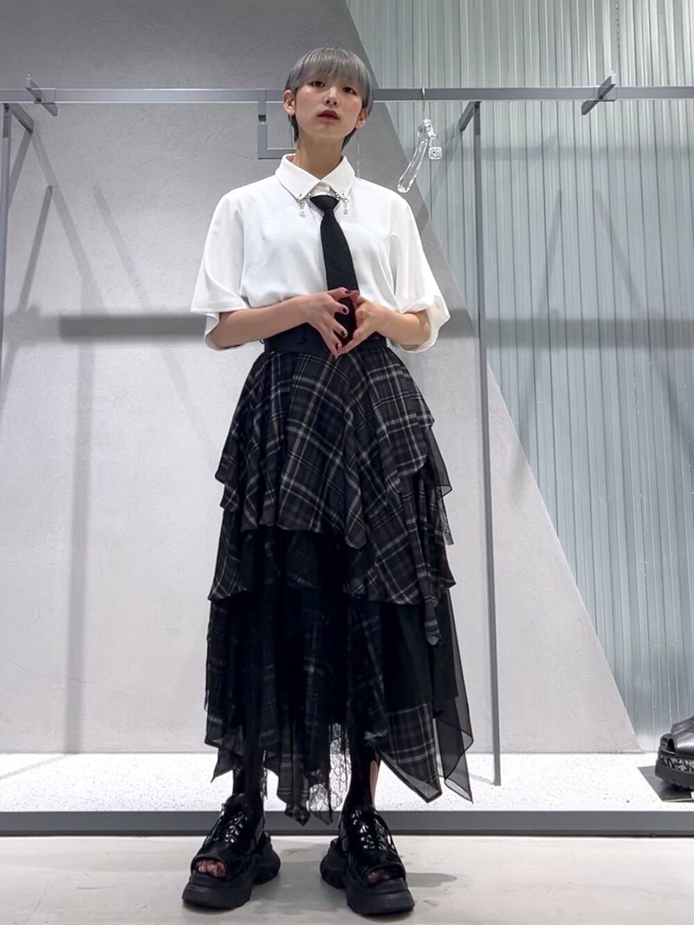 「着痩せ・細見え、モード、ベーシック/シンプル」｜「HAREのネクタイネックレス(HARE)（ネクタイ、ブラック系）」を使った、Moneさん（レディース・162cm）の夏コーディネートの3枚目の写真
