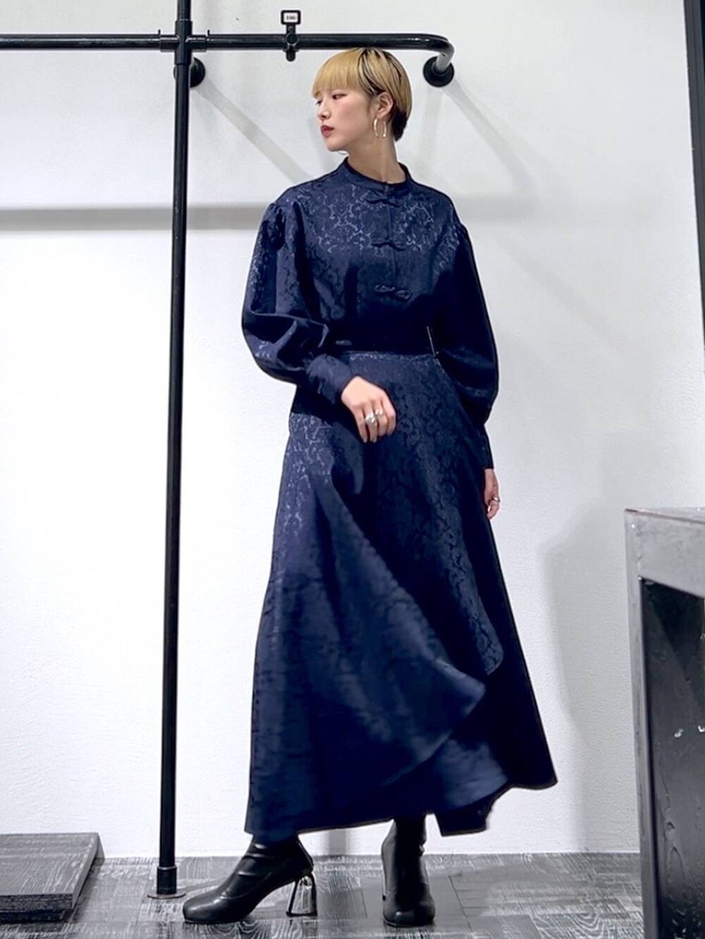 ブルー系のスカート、ブラック系のブーツ、ブルー系のシャツ/ブラウスを着用したレディースの春コーディネートの2枚目の写真