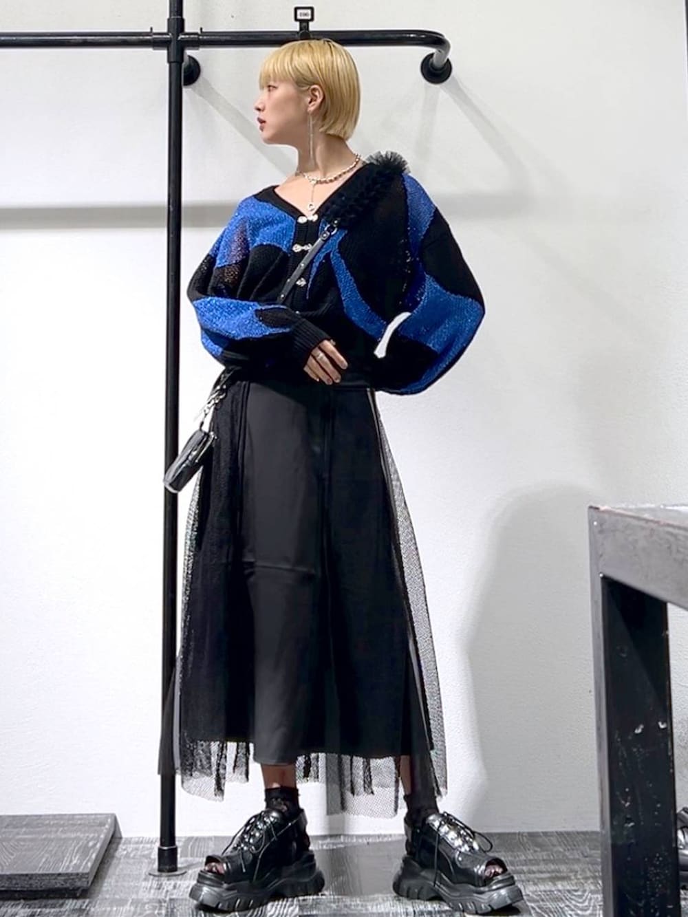 「着痩せ・細見え、モード、ベーシック/シンプル」｜「HAREのラメメッシュメタルニットカーディガン(HARE)（カーディガン/ボレロ、ブラック系）」を使った、Moneさん（レディース・162cm）の夏コーディネートの2枚目の写真