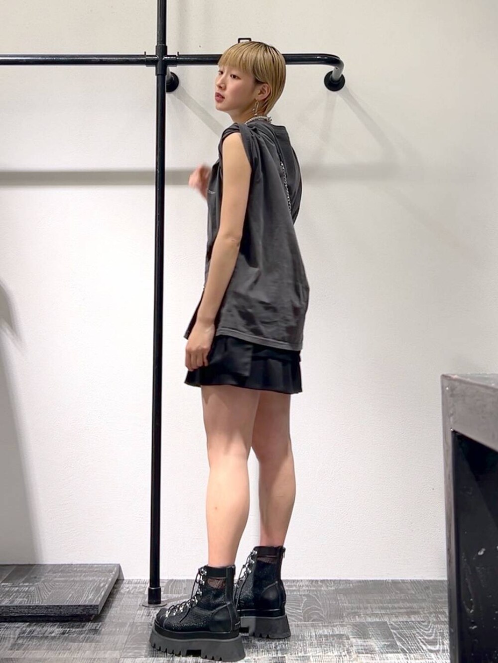 ブラック系のサンダル、グレー系のTシャツ/カットソー、ブラック系のショルダーバッグを着用したレディースの春コーディネートの2枚目の写真