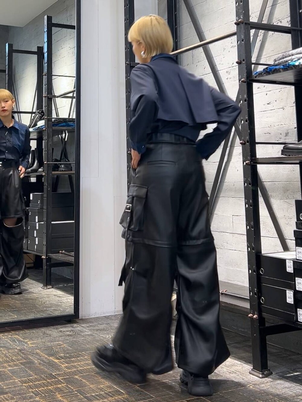 ブラック系のカーゴパンツ、ブラック系のサンダル、ブルー系のシャツ/ブラウスを着用したレディースの秋コーディネートの5枚目の写真