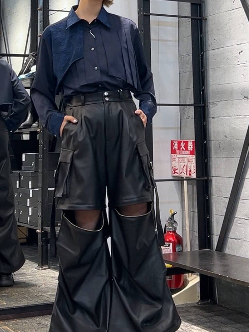 ブラック系のカーゴパンツ、ブラック系のサンダル、ブルー系のシャツ/ブラウスを着用したレディースの秋コーディネートの4枚目の写真