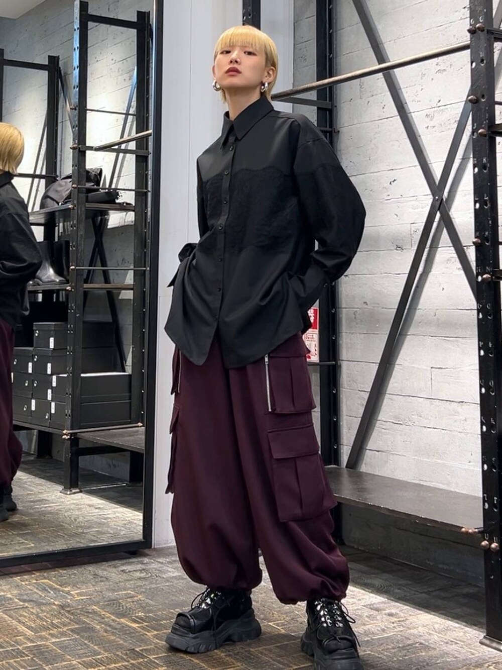 ブラック系のサンダル、レッド系のカーゴパンツ、ブラック系のシャツ/ブラウスを着用したレディースの秋コーディネートの3枚目の写真