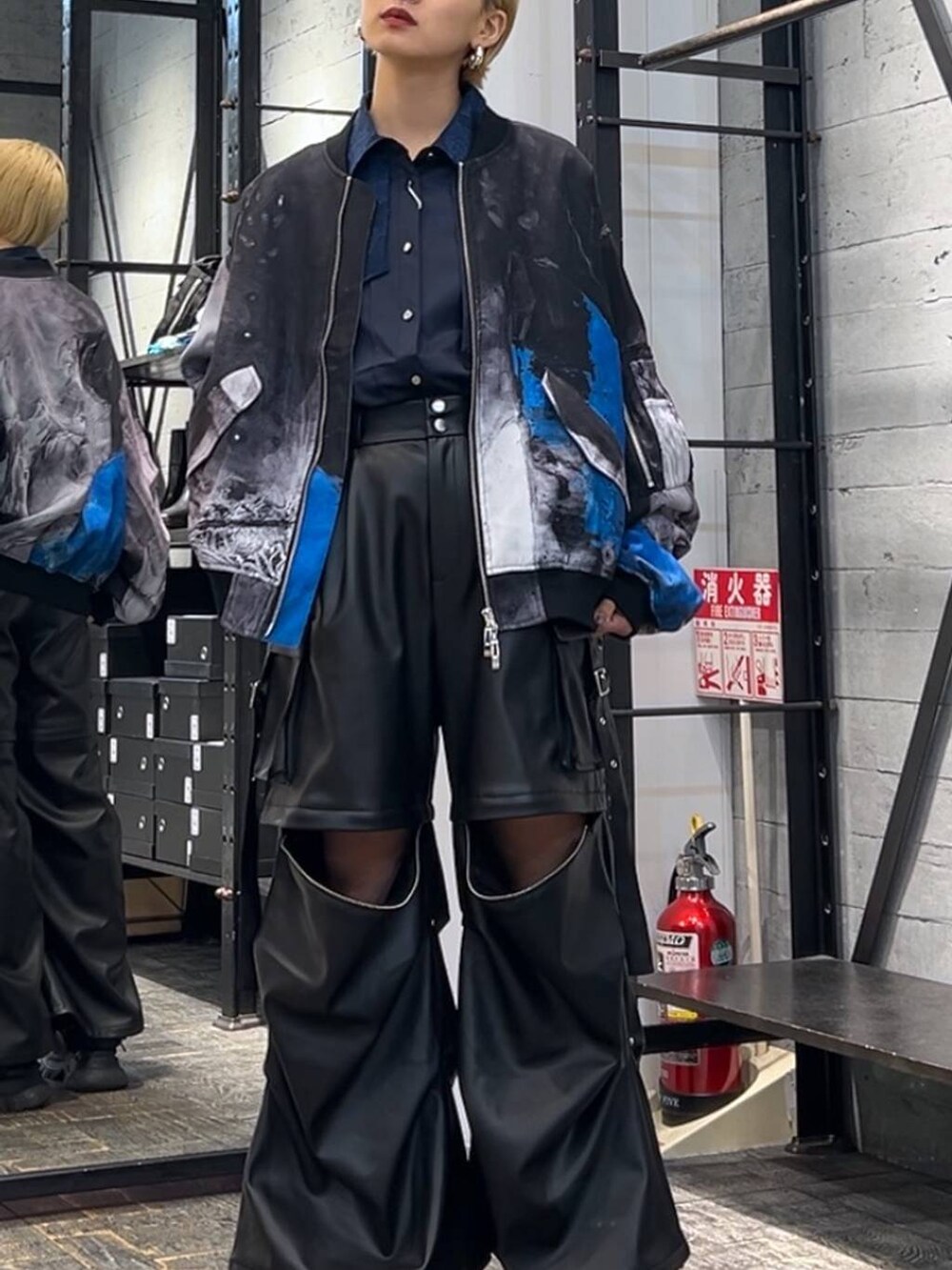 ブラック系のカーゴパンツ、ブラック系のサンダル、ブルー系のシャツ/ブラウスを着用したレディースの秋コーディネートの5枚目の写真