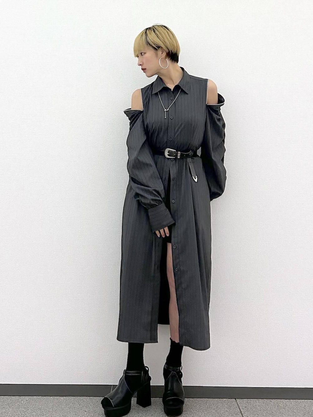 ブラック系のサンダル、ブラック系のその他パンツ、グレー系のワンピースを着用したレディースの春コーディネートの5枚目の写真