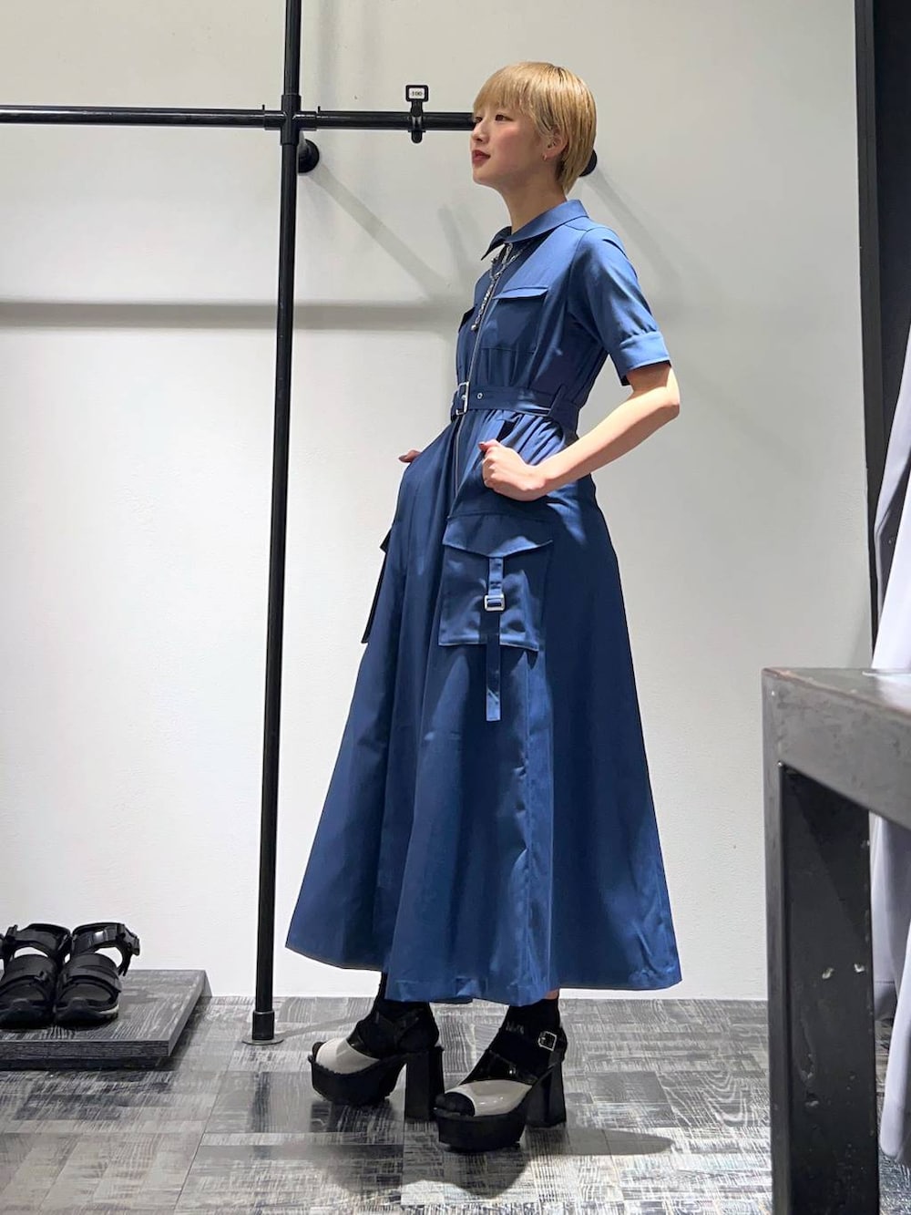 グレー系のその他パンツ、ホワイト系のサンダル、ブルー系のワンピースを着用したレディースの春コーディネートの6枚目の写真