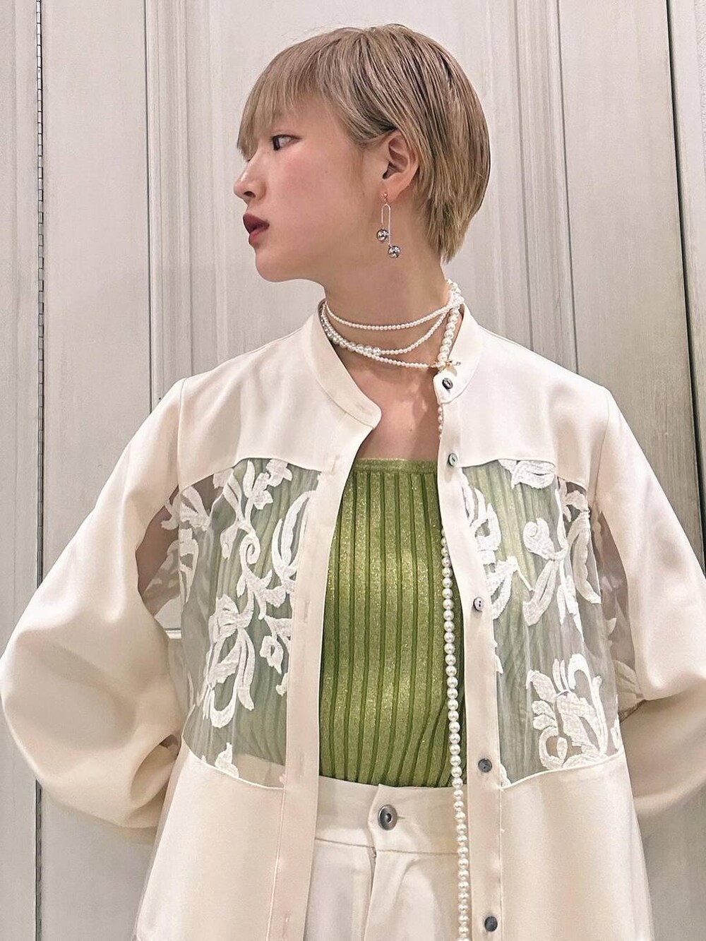 イエロー系のタンクトップ、ブラック系のサンダル、ホワイト系のワンピースを着用したレディースの春コーディネートの6枚目の写真