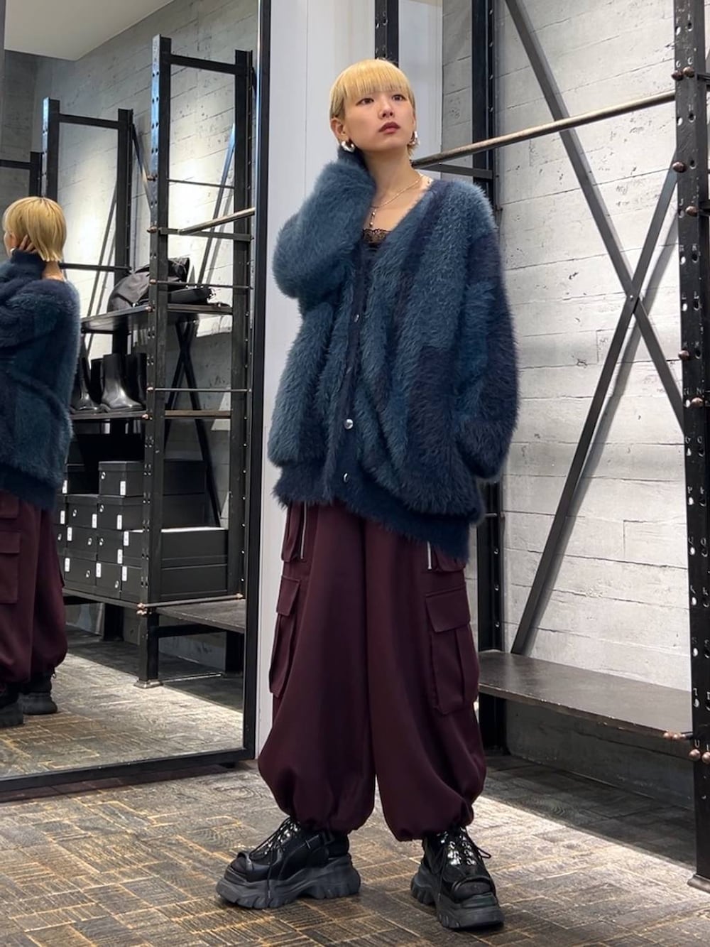 ブラック系のサンダル、レッド系のカーゴパンツ、ブルー系のカーディガン/ボレロを着用したレディースの秋コーディネートの6枚目の写真