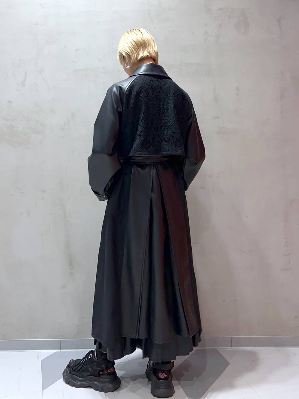 ブラック系のスカート、ブルー系のシャツ/ブラウス、ブラック系のトレンチコートを着用したレディースの秋コーディネートの4枚目の写真