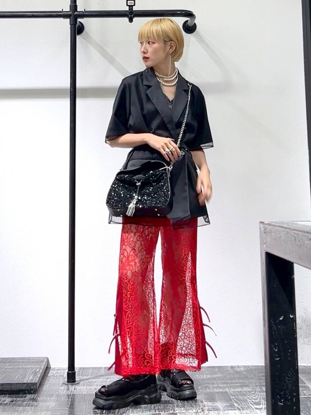 「ベーシック/シンプル、着痩せ・細見え、モード」｜「HAREのレーススリットデザインパンツ(HARE)（その他パンツ、レッド系）」を使った、Moneさん（レディース・162cm）の夏コーディネートの2枚目の写真