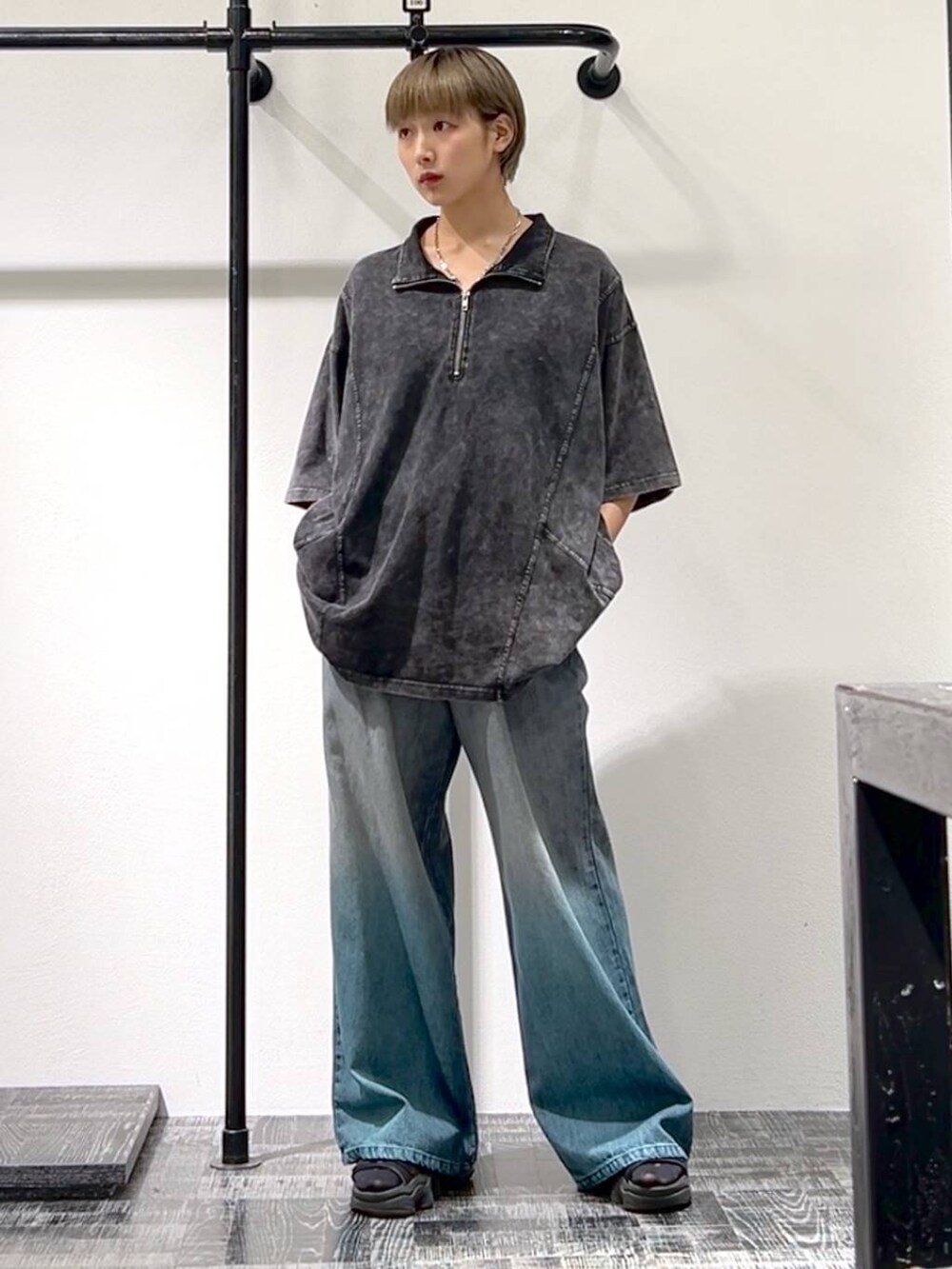 ブルー系のデニムパンツ、ブラック系のTシャツ/カットソー、ブラック系のベルトを着用したレディースの夏コーディネートの2枚目の写真