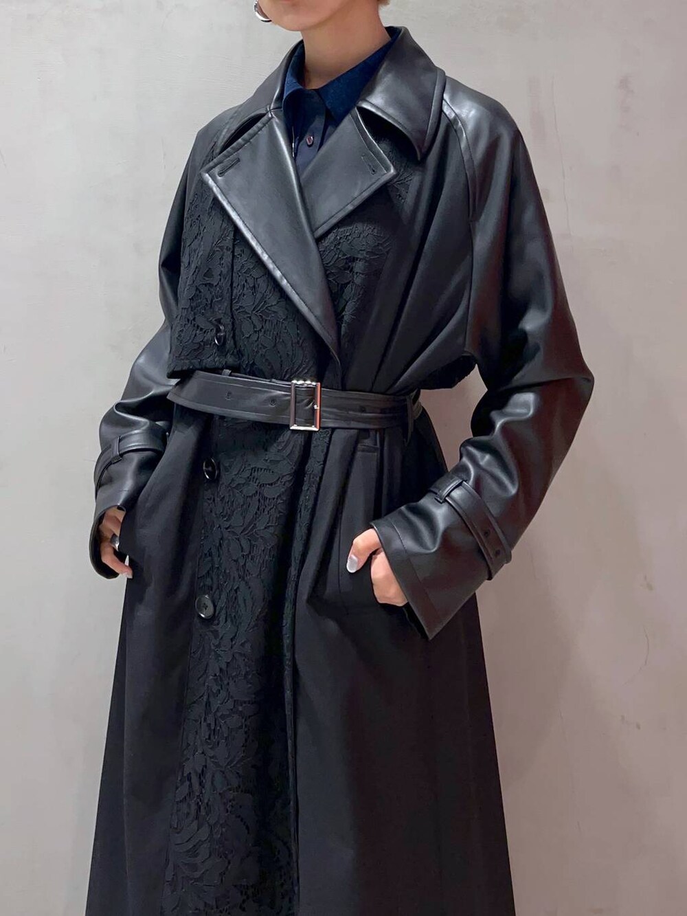 ブラック系のスカート、ブルー系のシャツ/ブラウス、ブラック系のトレンチコートを着用したレディースの秋コーディネートの2枚目の写真