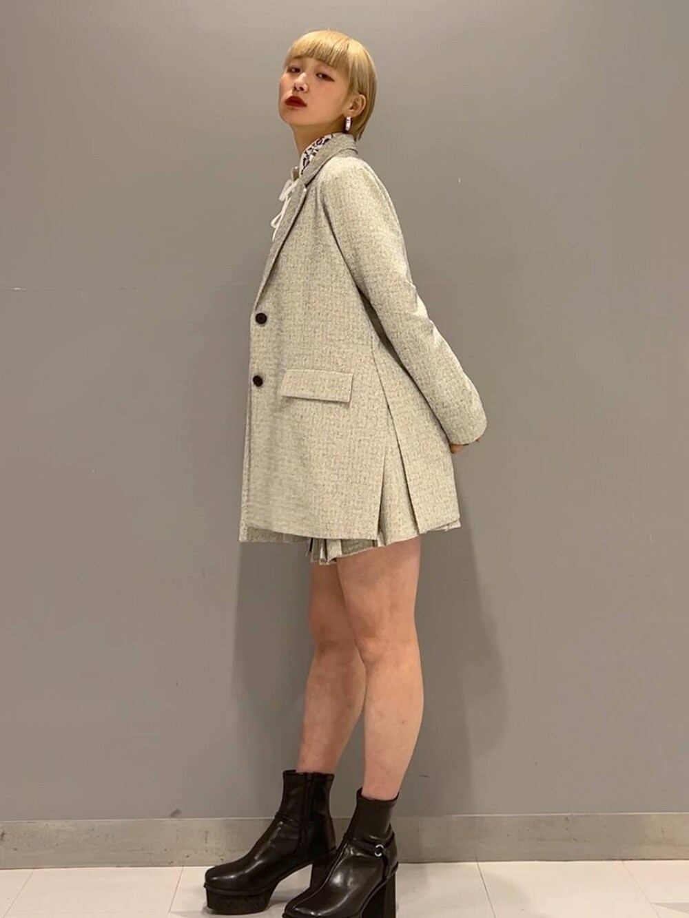 ブラック系のブーツ、ホワイト系のシャツ/ブラウス、ホワイト系のセットアップを着用したレディースの秋コーディネートの6枚目の写真