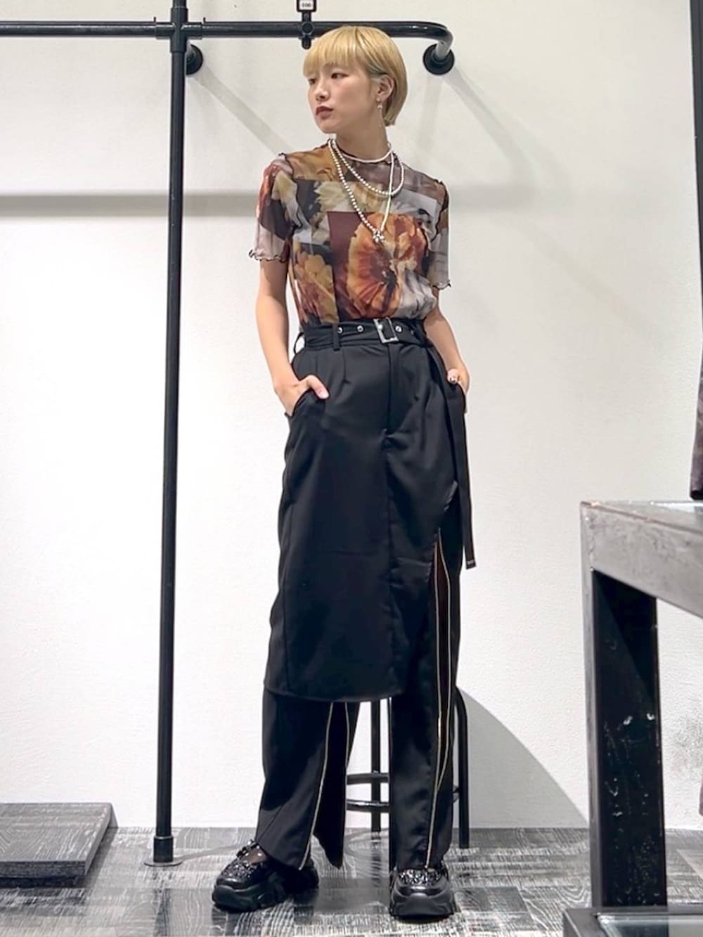 ブラウン系のTシャツ/カットソー、ブラック系のスニーカー、ブラック系のその他パンツを着用したレディースの夏コーディネートの5枚目の写真