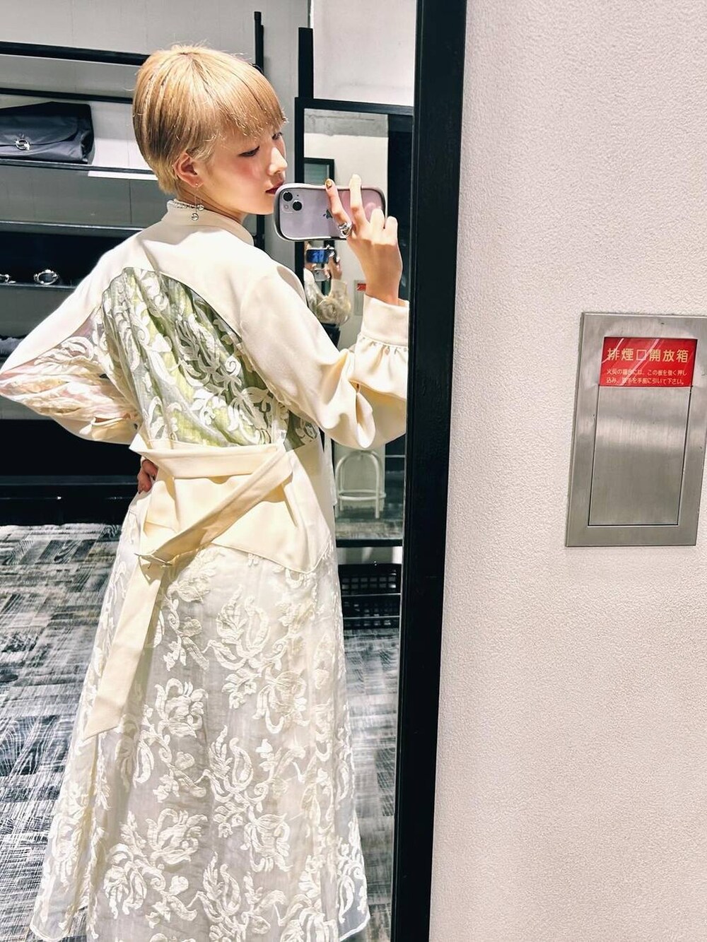 イエロー系のタンクトップ、ブラック系のサンダル、ホワイト系のワンピースを着用したレディースの春コーディネートの7枚目の写真