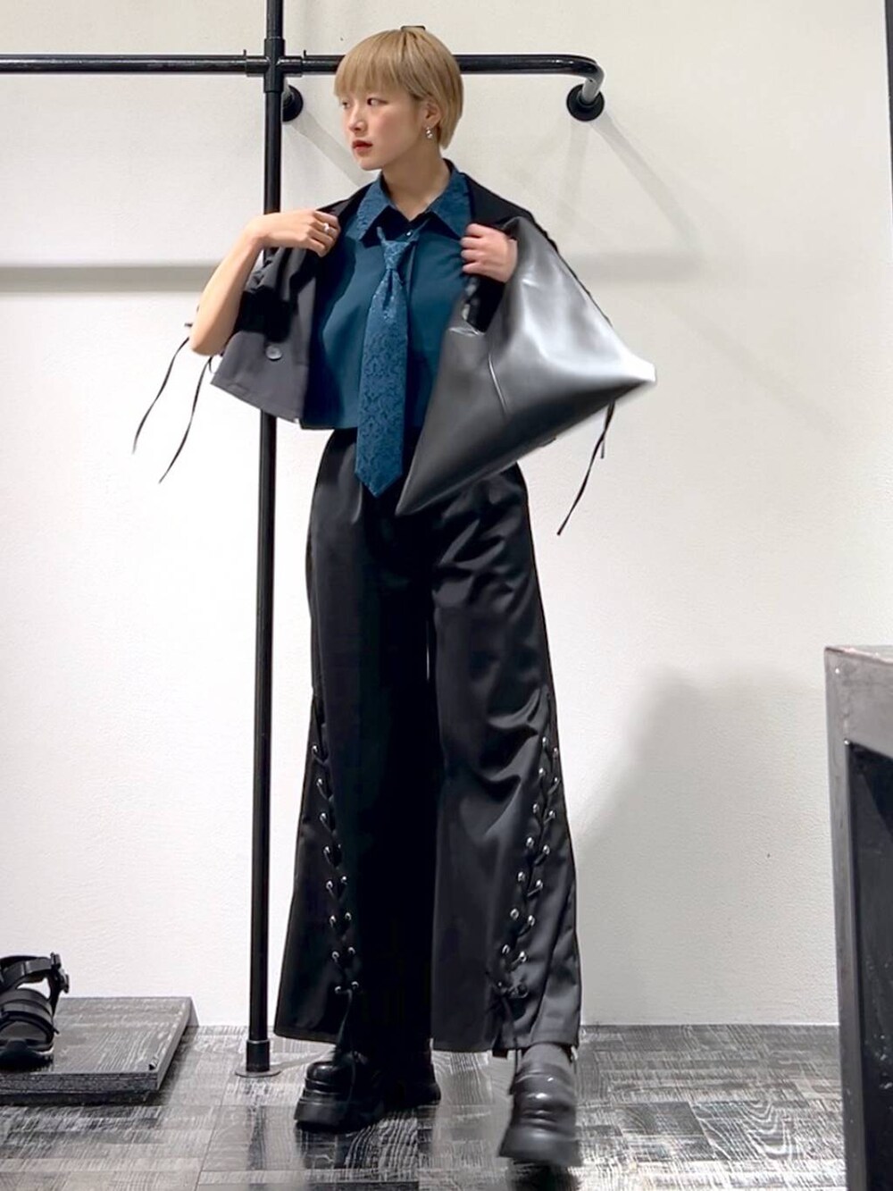 ブラック系のテーラードジャケット、ブラック系のその他パンツ、ブラック系のトートバッグを着用したレディースの春コーディネートの2枚目の写真