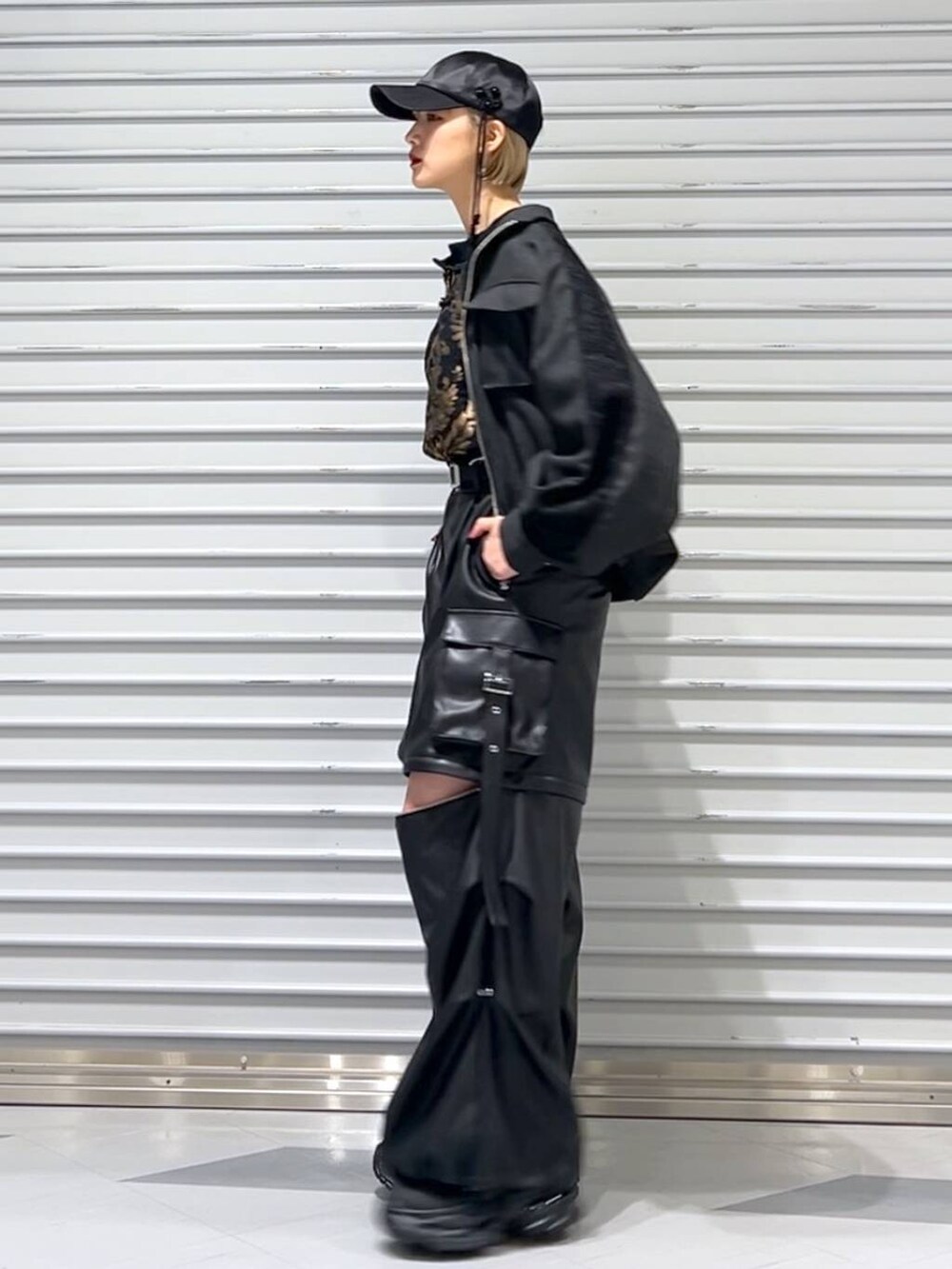 ブラック系のカーゴパンツ、ブラック系のブーツ、ブラック系のスウェットを着用したレディースの冬コーディネートの4枚目の写真