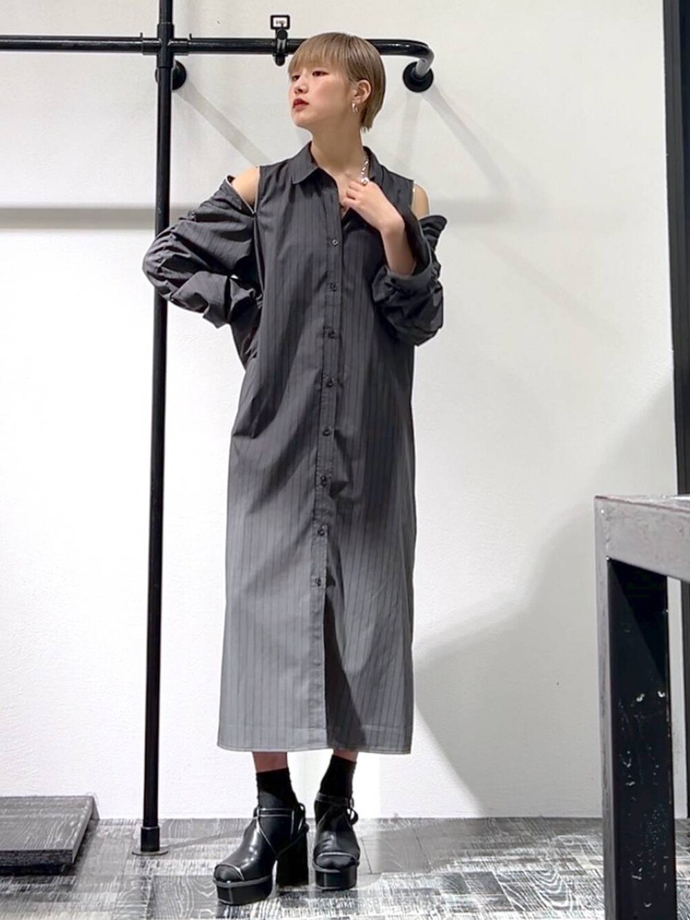 ブラック系のサンダル、グレー系のワンピース、シルバー系のネックレスを着用したレディースの春コーディネートの4枚目の写真