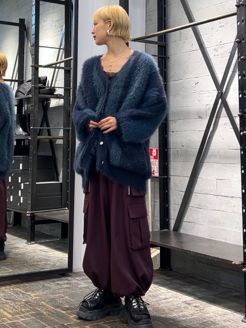 ブラック系のサンダル、レッド系のカーゴパンツ、ブルー系のカーディガン/ボレロを着用したレディースの秋コーディネートの5枚目の写真