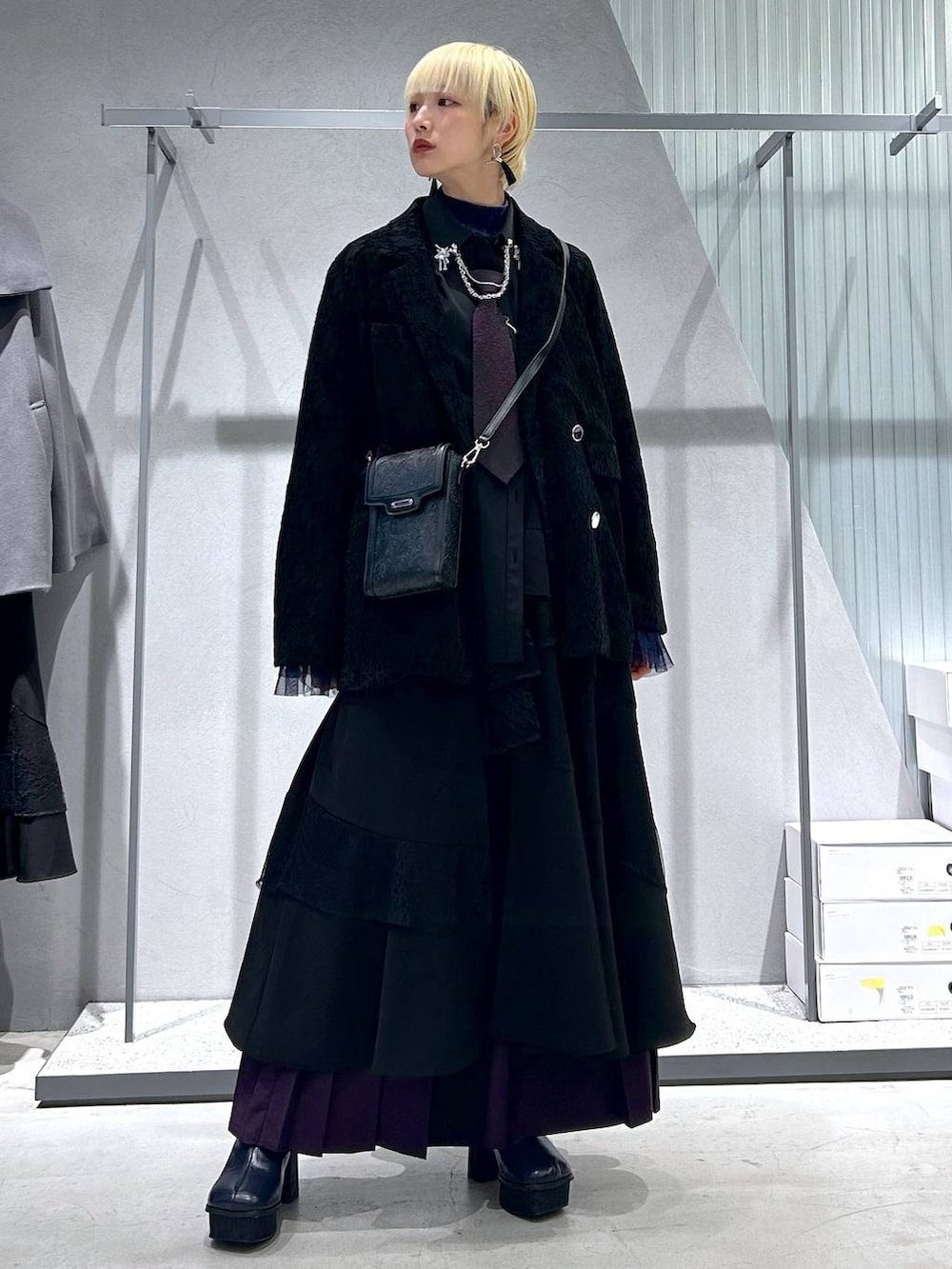 パープル系のネクタイ、パープル系のTシャツ/カットソー、ブルー系のブーツを着用したレディースの秋コーディネートの6枚目の写真