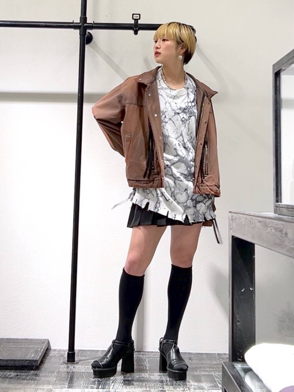 「着痩せ・細見え、モード、ベーシック/シンプル」｜「HAREのTストラップチャンキーサンダル(HARE)（サンダル、ブラック系）」を使った、Moneさん（レディース・162cm）の春コーディネートの2枚目の写真