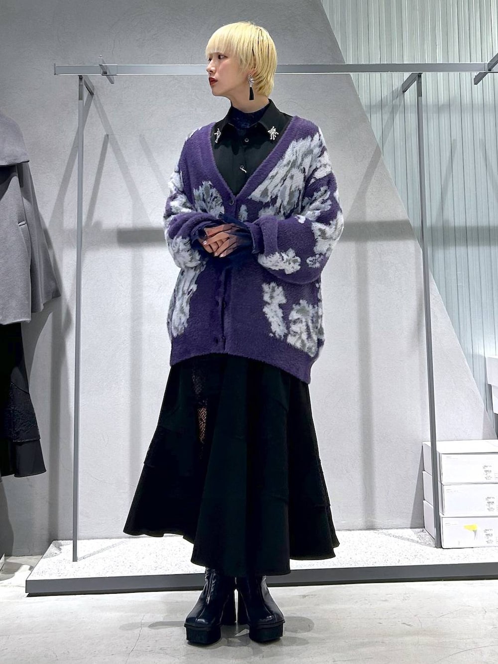 パープル系のカーディガン/ボレロ、パープル系のTシャツ/カットソー、グレー系のブーツを着用したレディースの秋コーディネートの3枚目の写真
