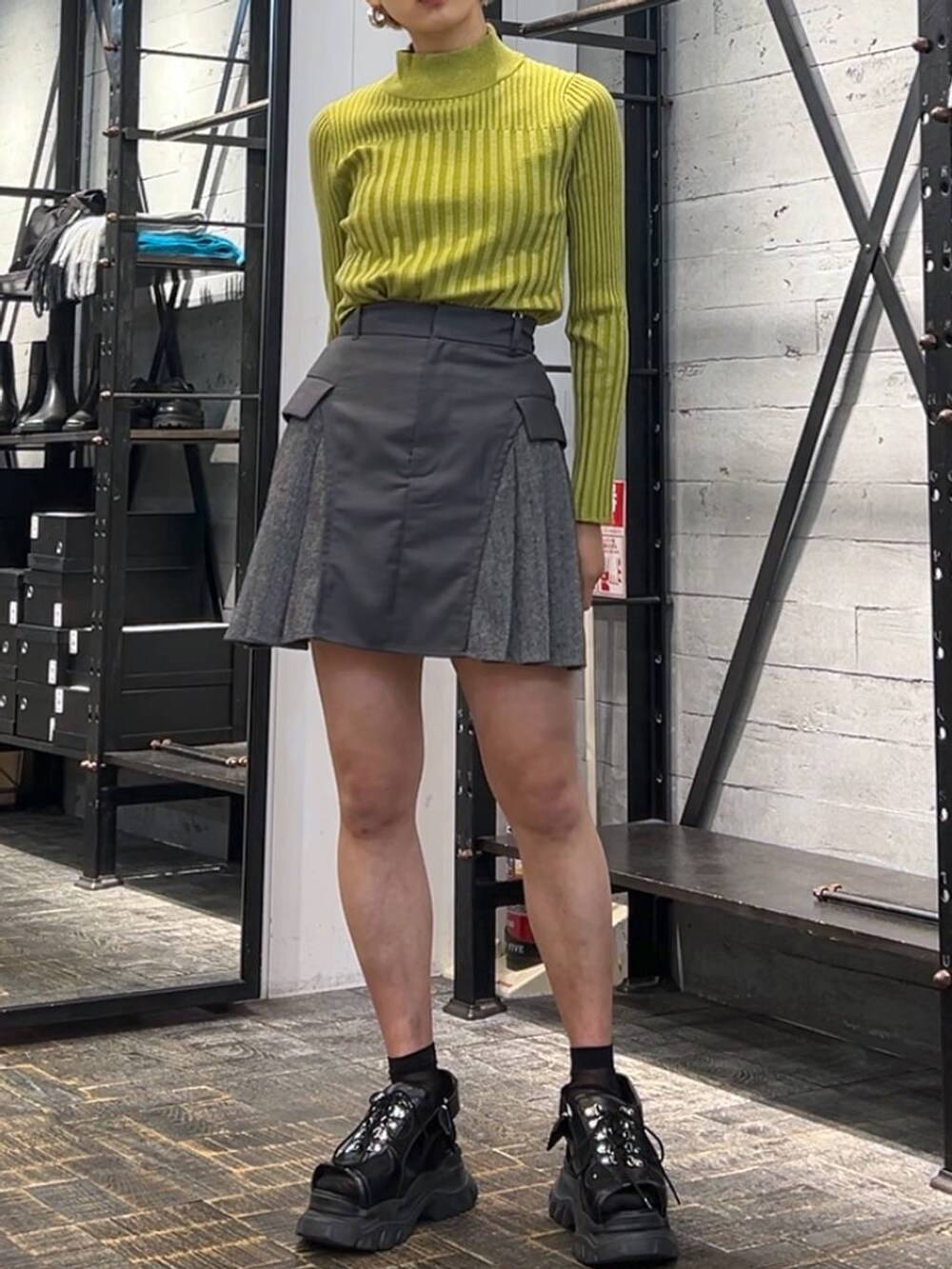 ブラック系のネクタイ、グレー系のテーラードジャケット、グレー系のその他パンツを着用したレディースの秋コーディネートの3枚目の写真