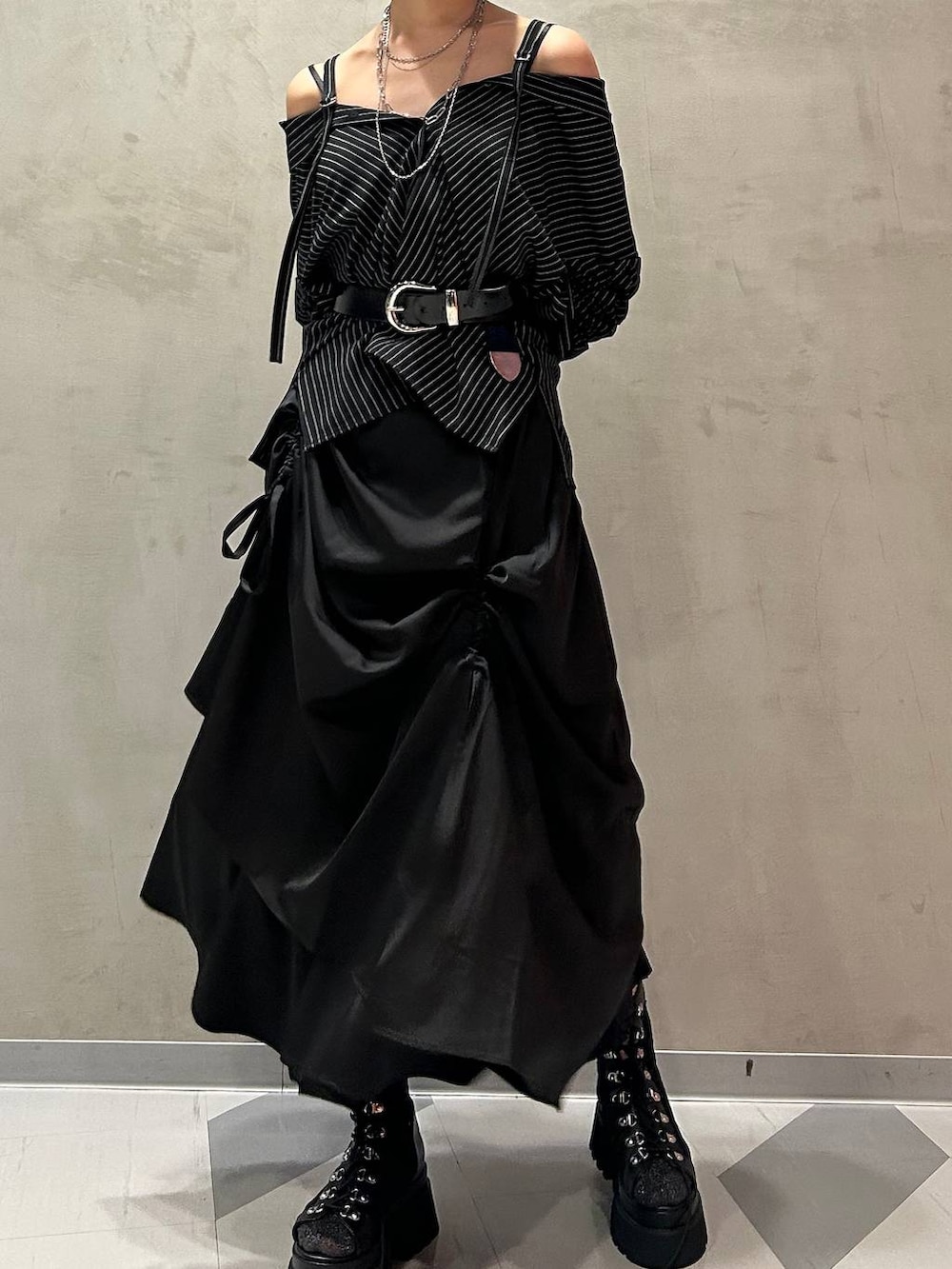 ブラック系のサンダル、その他のシャツ/ブラウス、ブラック系のスカートを着用したレディースの夏コーディネートの5枚目の写真