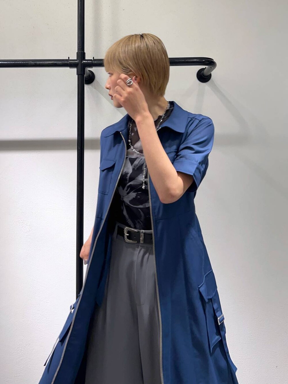 グレー系のその他パンツ、ホワイト系のサンダル、ブルー系のワンピースを着用したレディースの春コーディネートの2枚目の写真