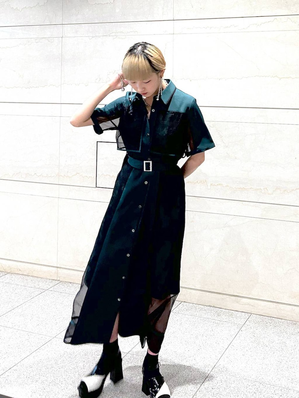 ホワイト系のサンダル、グリーン系のワンピース、シルバー系のブレスレットを着用したレディースの夏コーディネートの3枚目の写真