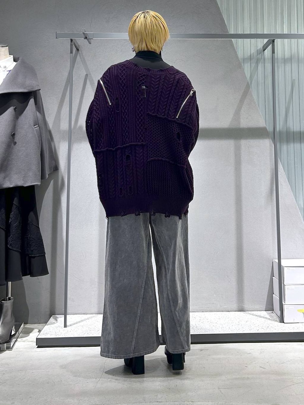 グレー系のブーツ、パープル系のカーディガン/ボレロ、グレー系のデニムパンツを着用したレディースの秋コーディネートの4枚目の写真