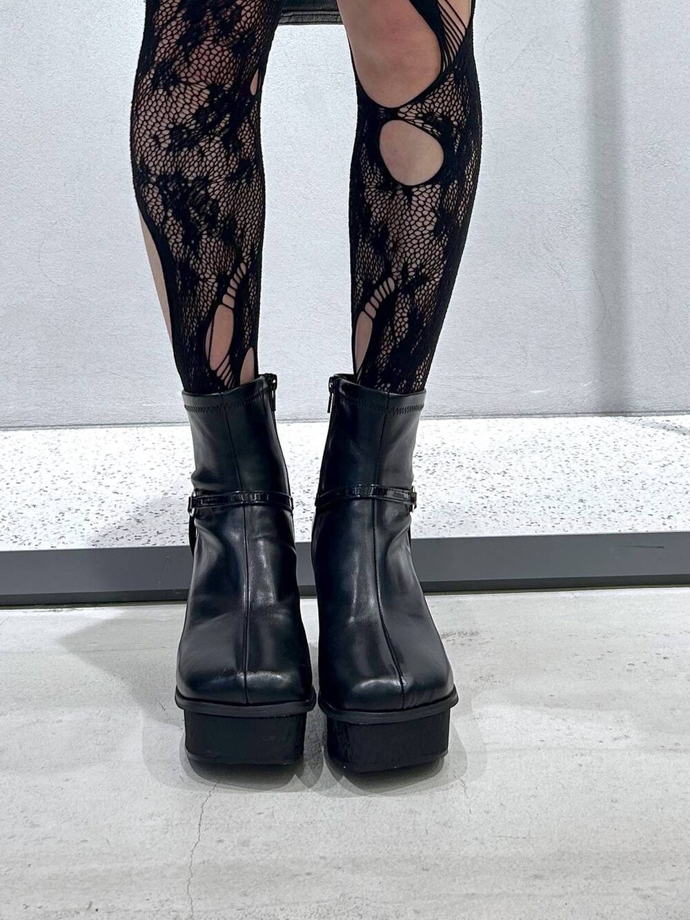 グレー系のブーツ、レッド系のシャツ/ブラウス、ブラック系のスカートを着用したレディースの秋コーディネートの4枚目の写真