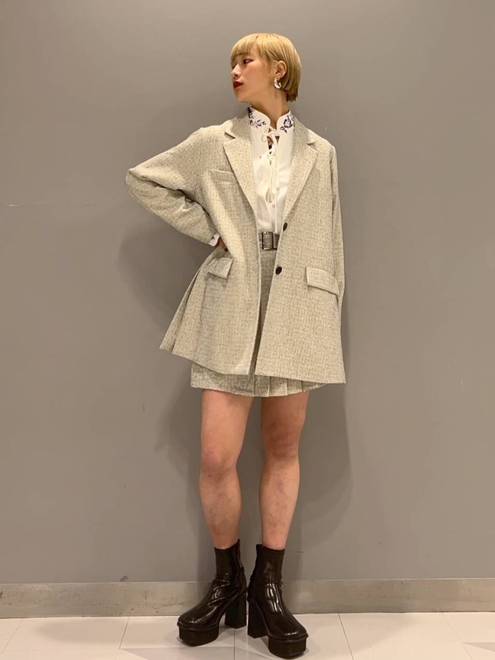 ブラック系のブーツ、ホワイト系のシャツ/ブラウス、ホワイト系のセットアップを着用したレディースの秋コーディネートの4枚目の写真