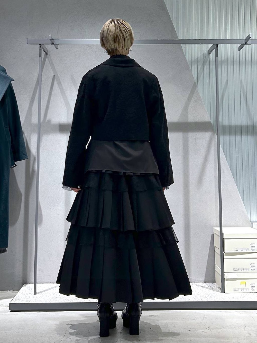 パープル系のTシャツ/カットソー、グレー系のブーツ、ブラック系のテーラードジャケットを着用したレディースの冬コーディネートの3枚目の写真