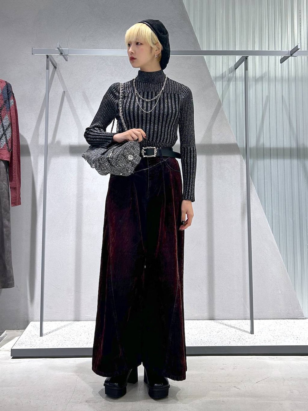 ブラック系のニット/セーター、ブラック系のカーディガン/ボレロ、ブラック系のブーツを着用したレディースの秋コーディネートの2枚目の写真