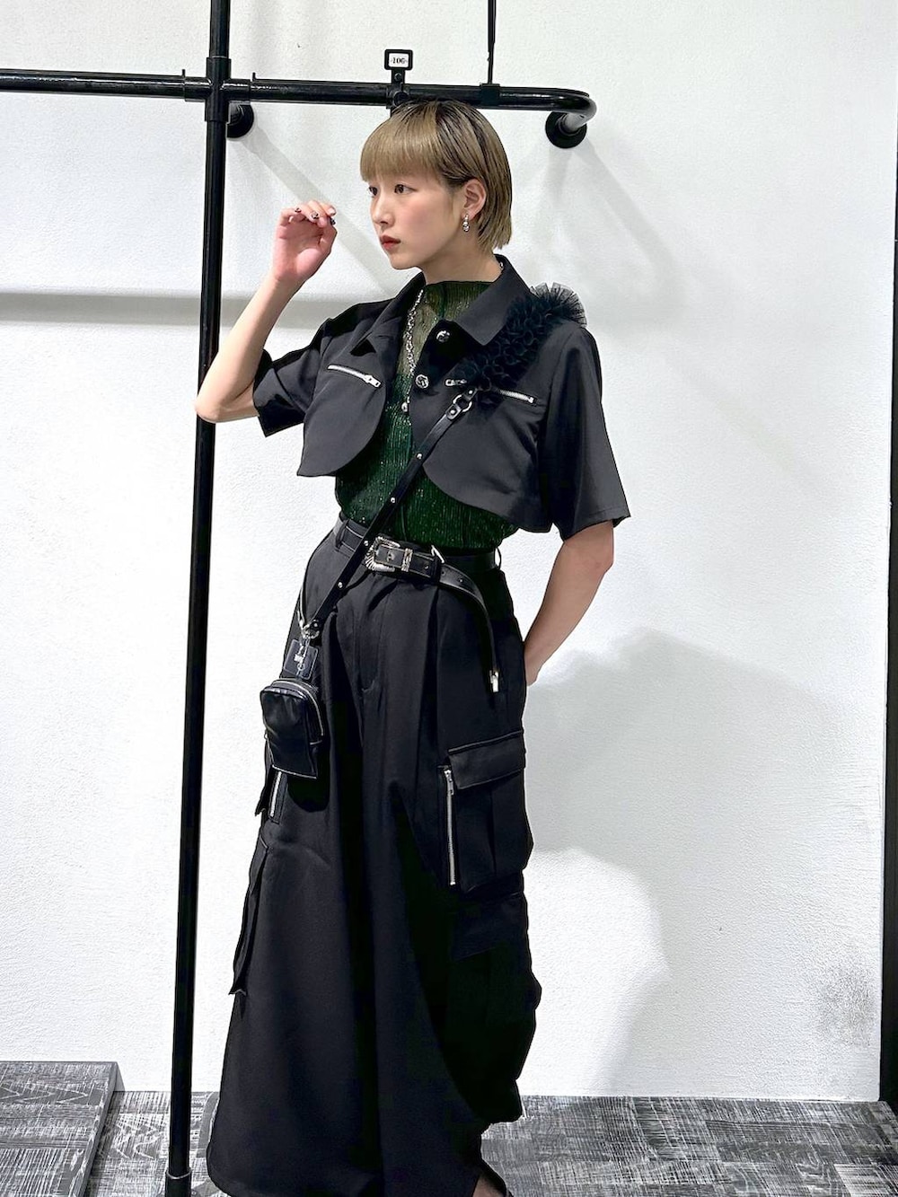 グリーン系のTシャツ/カットソー、ブラック系のブルゾン、ブラック系のカーゴパンツを着用したレディースの夏コーディネートの6枚目の写真