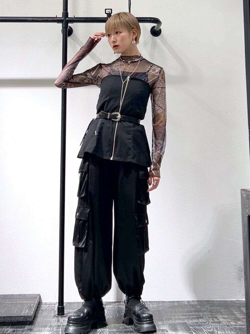 その他のTシャツ/カットソー、ブラック系のサンダル、ブラック系のベストを着用したレディースの春コーディネートの4枚目の写真