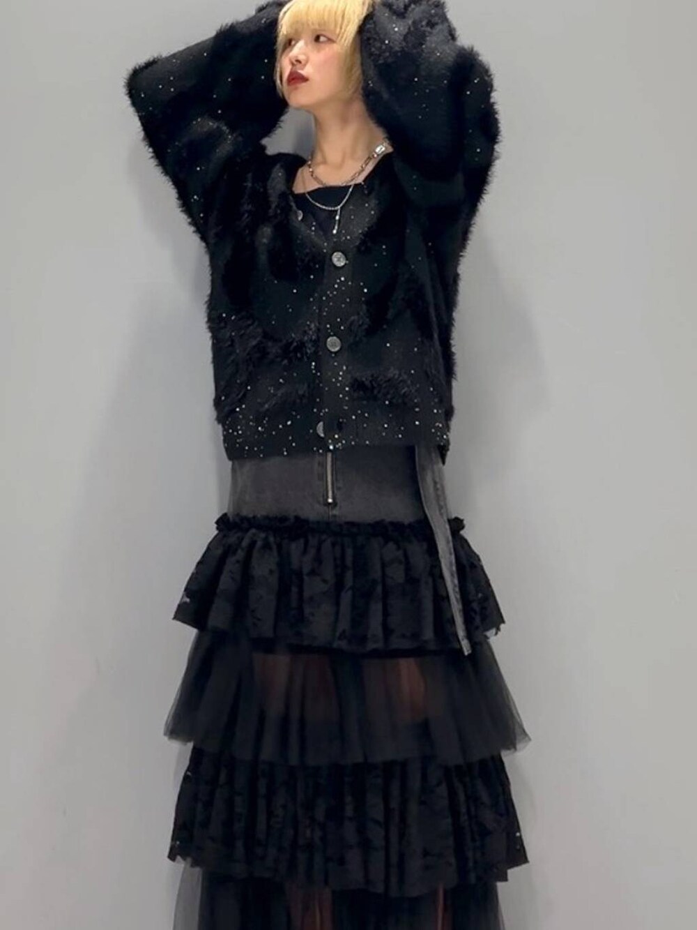 ブラック系のカーディガン/ボレロ、ブラック系のデニムスカート、シルバー系のネックレスを着用したレディースの秋コーディネートの6枚目の写真