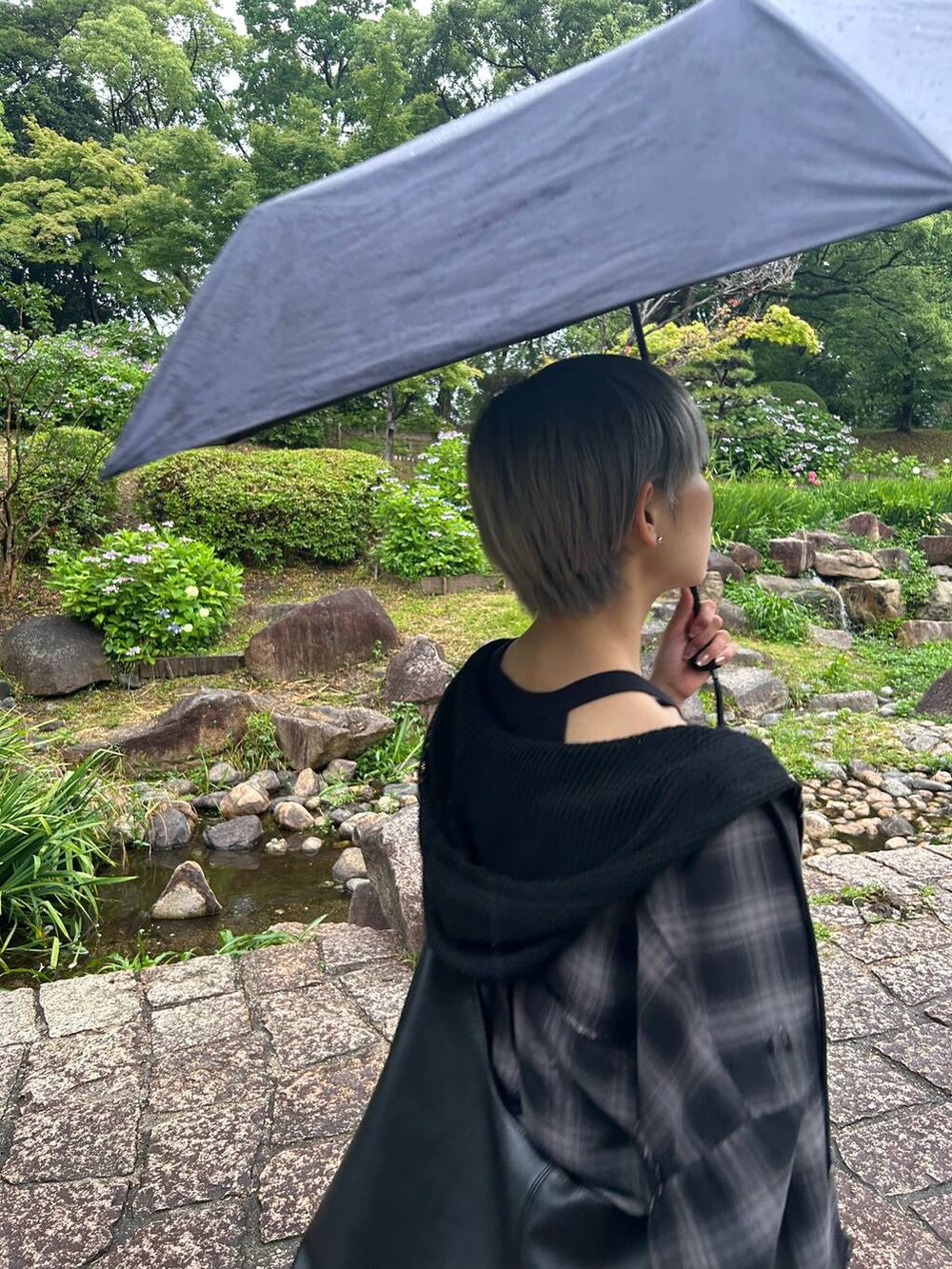 ブラック系のシャツ/ブラウス、ブラック系のパーカー、ブラック系のベルトを着用したレディースの夏コーディネートの3枚目の写真