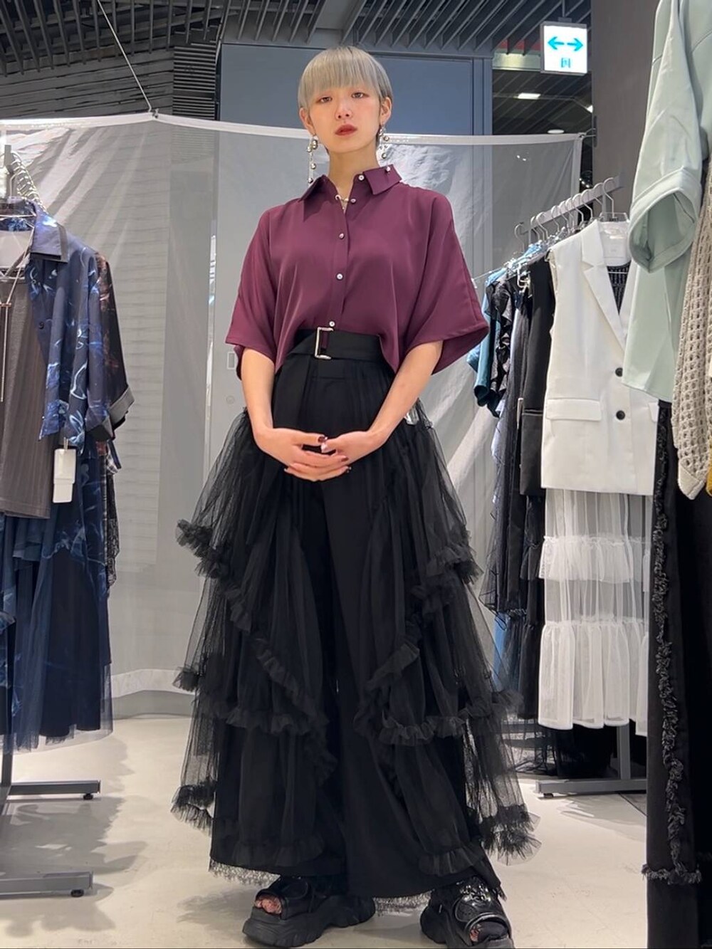 ブラック系のサンダル、ブラック系のスカート、ピンク系のシャツ/ブラウスを着用したレディースの夏コーディネートの3枚目の写真