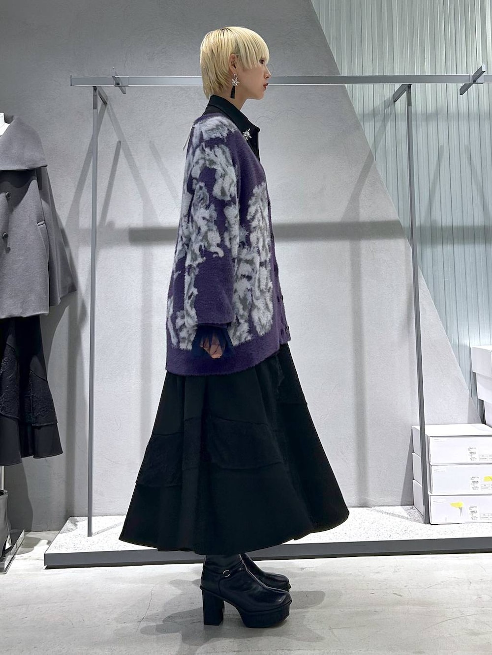 パープル系のカーディガン/ボレロ、パープル系のTシャツ/カットソー、グレー系のブーツを着用したレディースの秋コーディネートの4枚目の写真