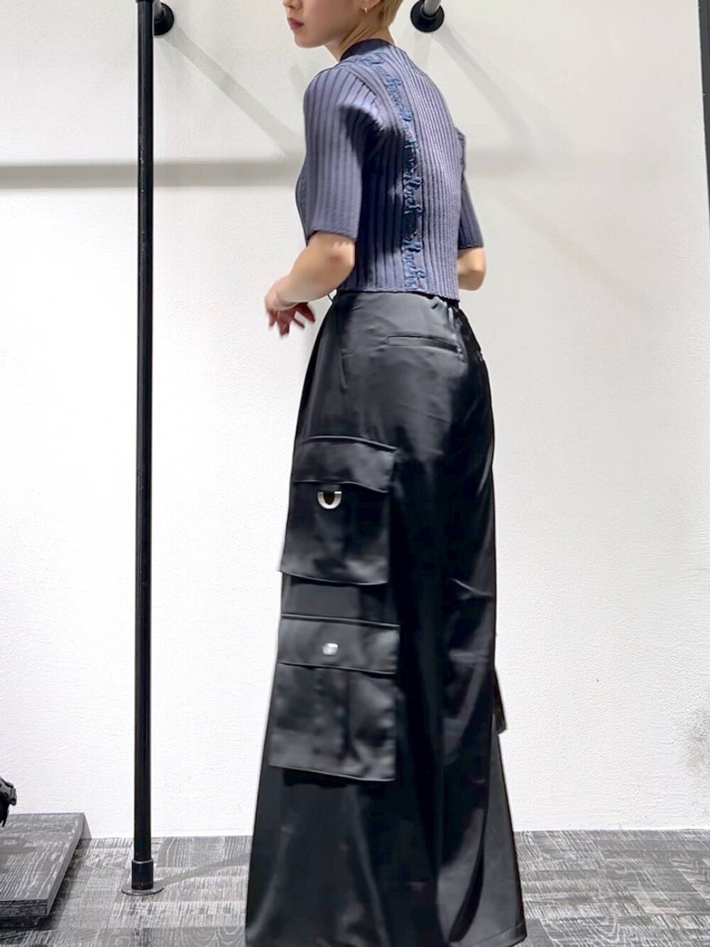 ブラック系のサンダル、ブラック系のカーゴパンツ、グレー系のニット/セーターを着用したレディースの春コーディネートの2枚目の写真