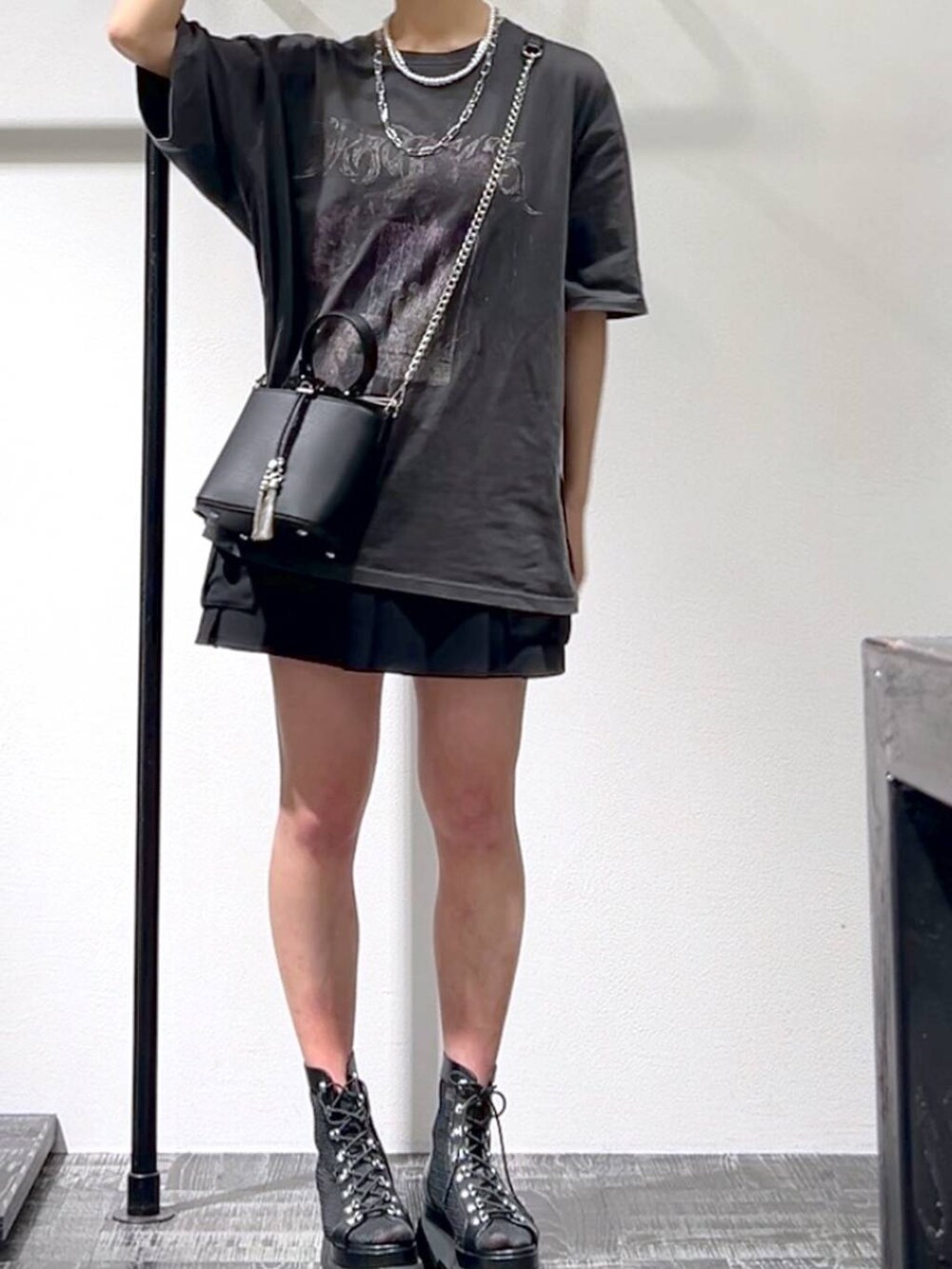 ブラック系のサンダル、グレー系のTシャツ/カットソー、ブラック系のショルダーバッグを着用したレディースの春コーディネートの5枚目の写真