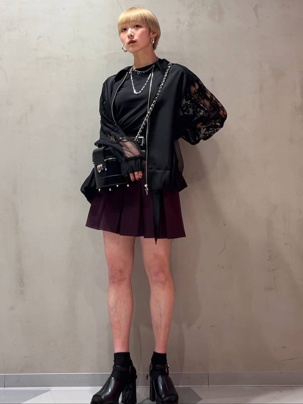 グレー系のサンダル、ブラック系のブルゾン、パープル系のその他パンツを着用したレディースの夏コーディネートの2枚目の写真